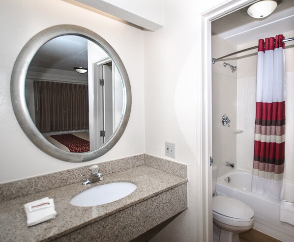 Combined shower/tub, towels