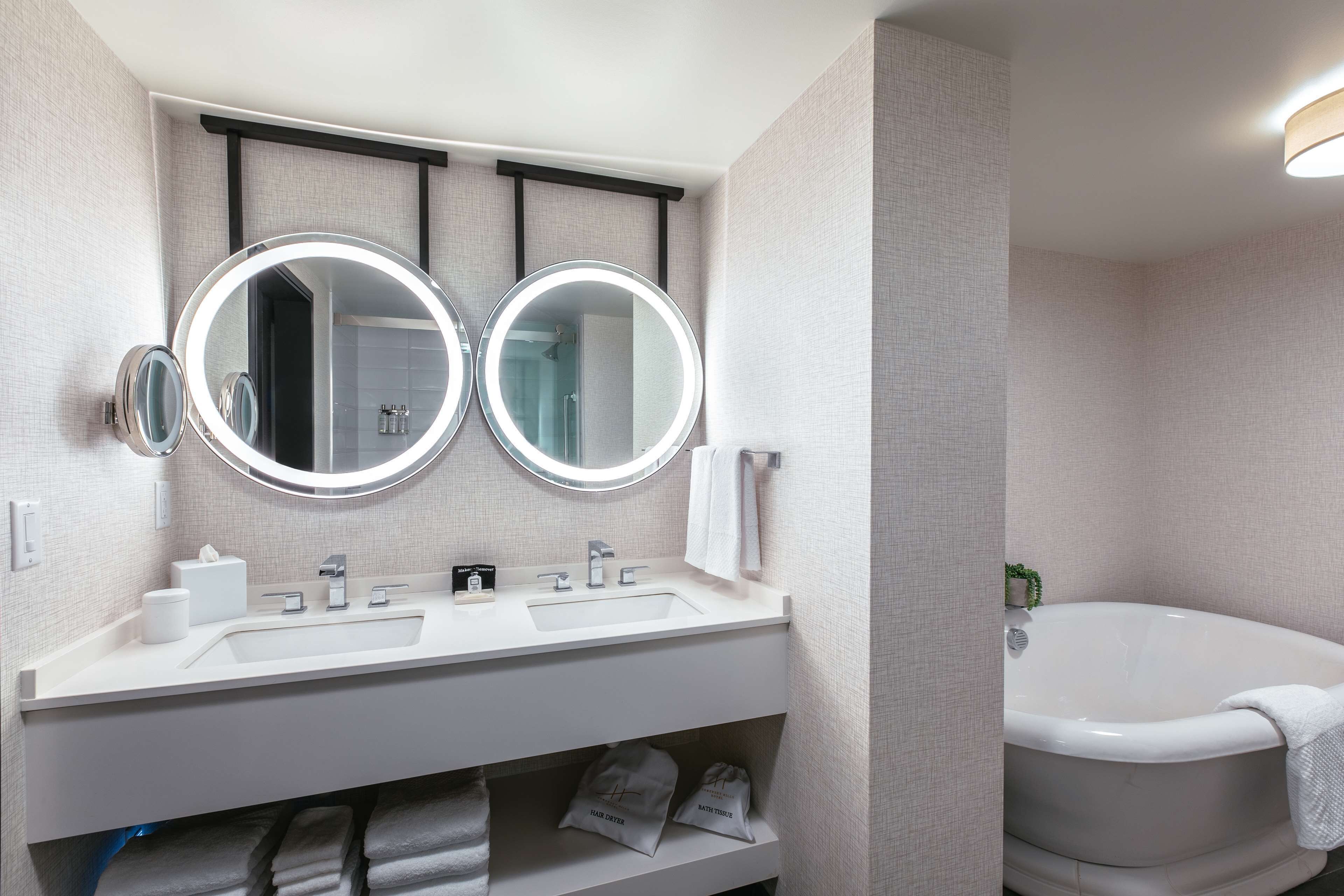 suite, 1 bedroom | bathroom | combined shower/bathtub, free toiletries, hair dryer, towels