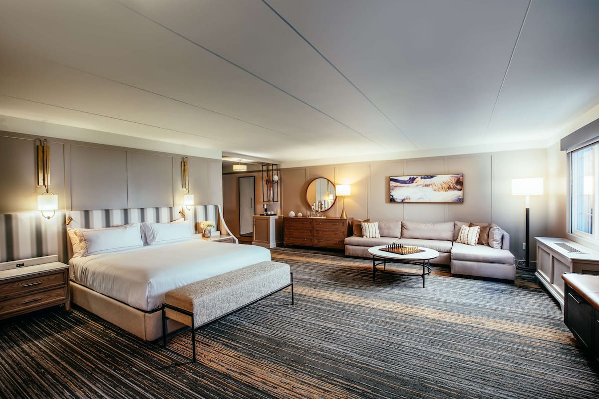 Suite, 1 Bedroom | Ruang tamu | 55 inci televisyen skrin rata dengan kabel, TV