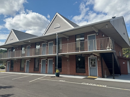 Exterior. Budget Inn