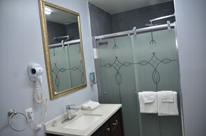 1 habitación, escritorio, tabla de planchar con plancha y wifi gratis 
