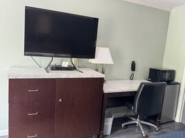 Escritorio, tabla de planchar con plancha y wifi gratis 