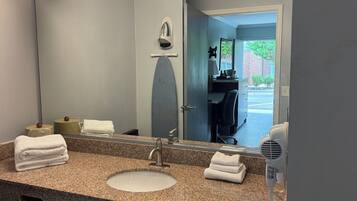 Eenvoudige tweepersoonskamer | Badkamer | Een bad/douchecombinatie