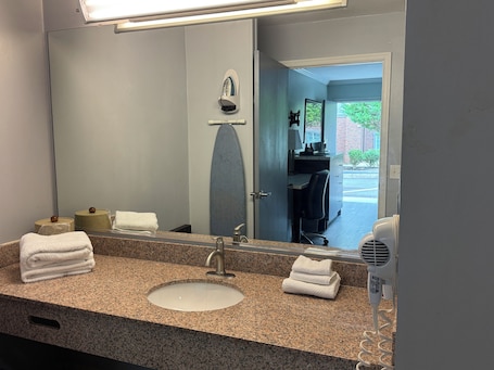 Basic Double Room | Bathroom | Combined shower/tub