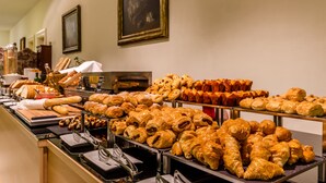 A buffet with various baked goods including bread, pastries, and croissants. - Hotel Exe Guadalete (Jerez de la Frontera)