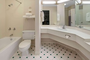 Duschwanne, kostenlose Toilettenartikel, Haartrockner, Handtücher