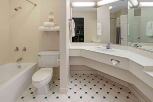 Bañera con ducha, artículos de tocador gratuitos, secador de pelo