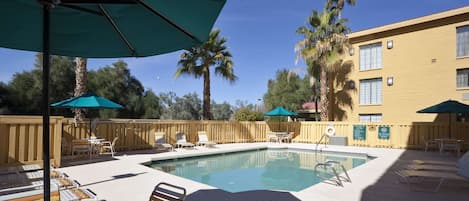 Una piscina al aire libre