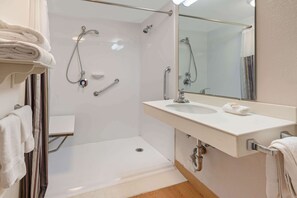 Combined shower/tub, free toiletries, hair dryer, towels - La Quinta Inn by Wyndham Phoenix Sky Harbor Airport (Tempe)