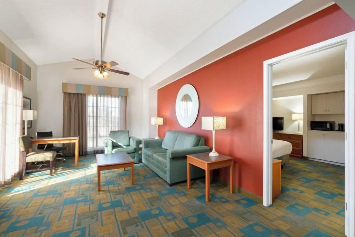 One-Bedroom King Suite - Non-Smoking