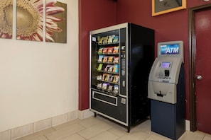 Ein Getränkeautomat mit Snacks und Zahlungsgerät.