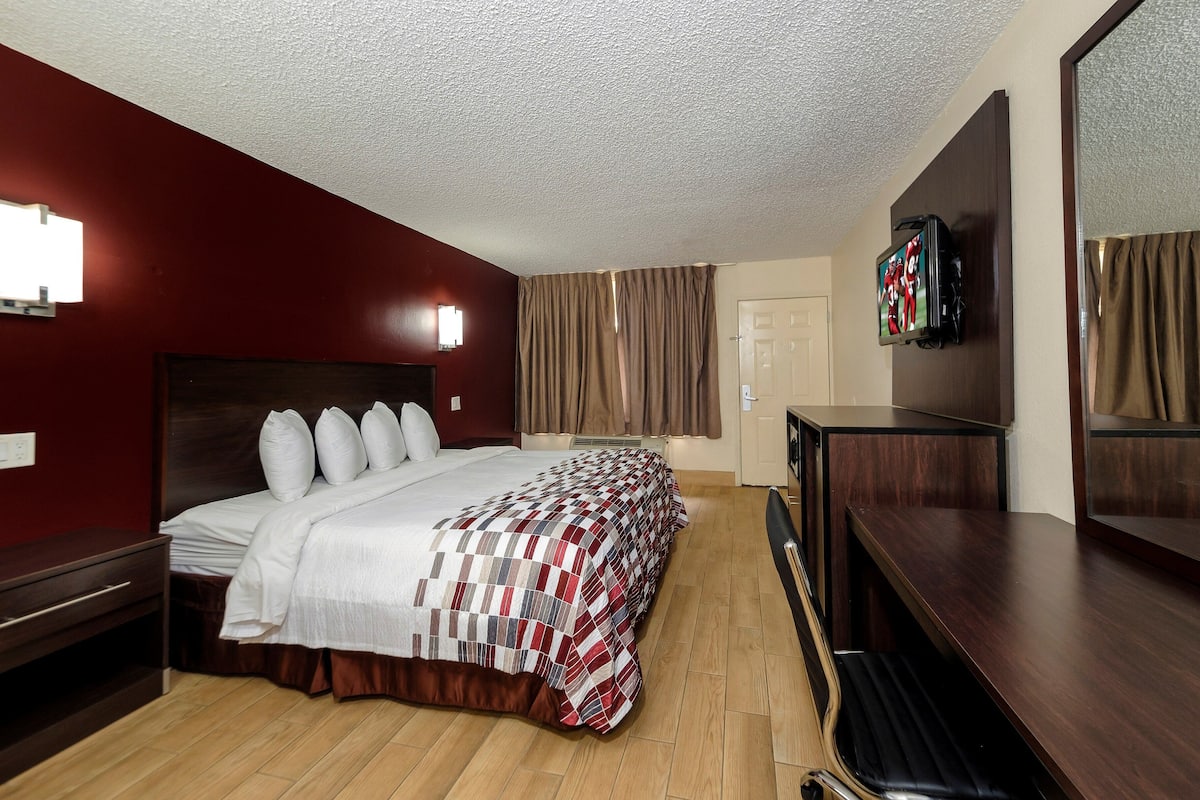 Superior Room, 1 King Bed, Non Smoking | Desk, free cribs/infant beds, rollaway beds, free WiFi