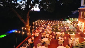 2 restaurants, breakfast served