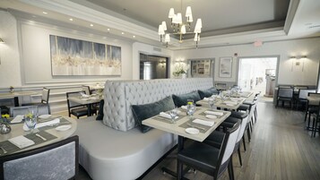 2 restaurants, breakfast served