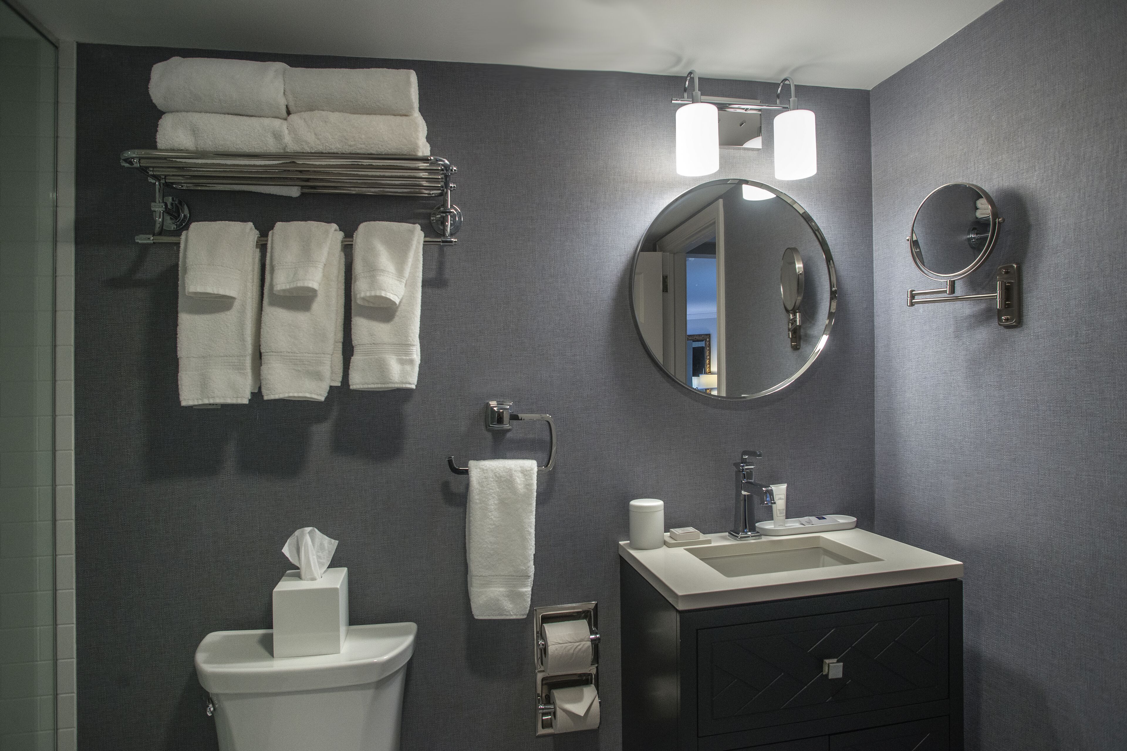 standard room, 1 queen bed | bathroom | shower, free toiletries, hair dryer, towels