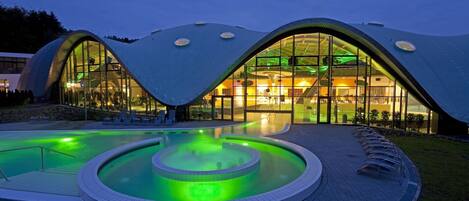 Hot tub, hot springs/mineral springs, body treatments, aromatherapy