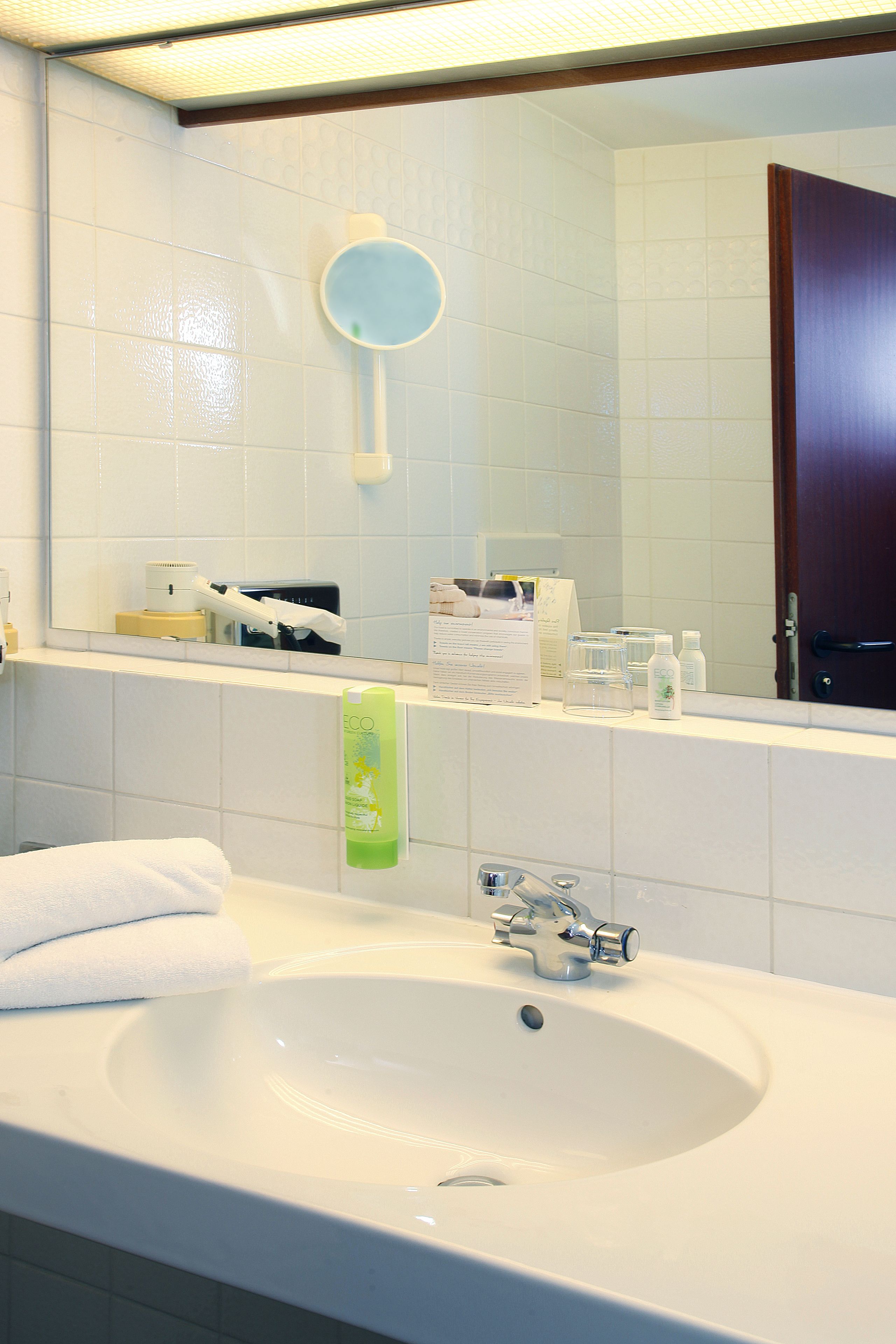 deluxe single room | in-room safe, desk, free cots/infant beds, free wifi