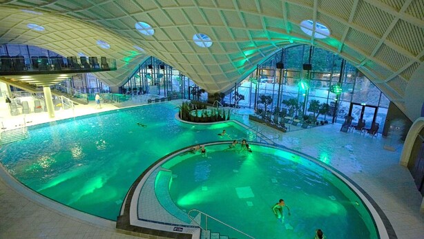 An indoor swimming pool with a unique arched ceiling and multiple viewing platforms. - Hotel an der Therme Bad Orb (Bad Orb)