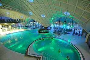 Ein Innenpool mit einer markanten, gewölbten Decke und mehreren Aussichtsplattformen.