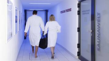 A hallway with a sign reading "Textilfreier Bereich textile-free area" and "SAUNAWELT".