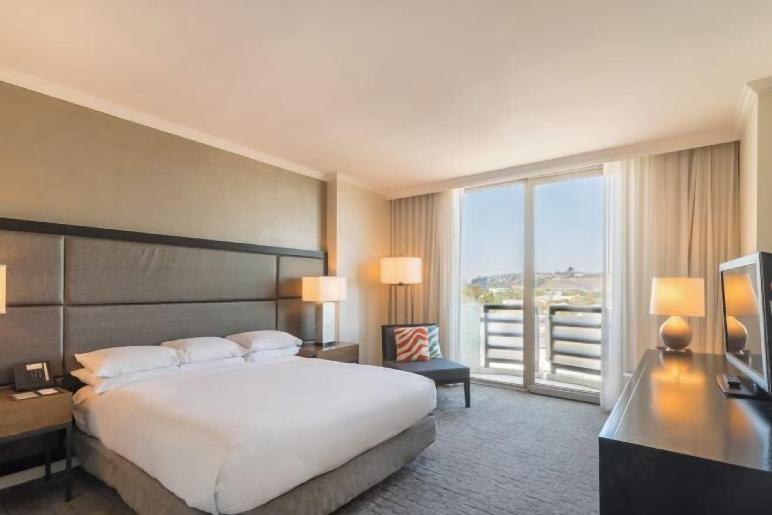 高档床上用品、客  房内保险箱、办公桌、笔记本电脑工作区