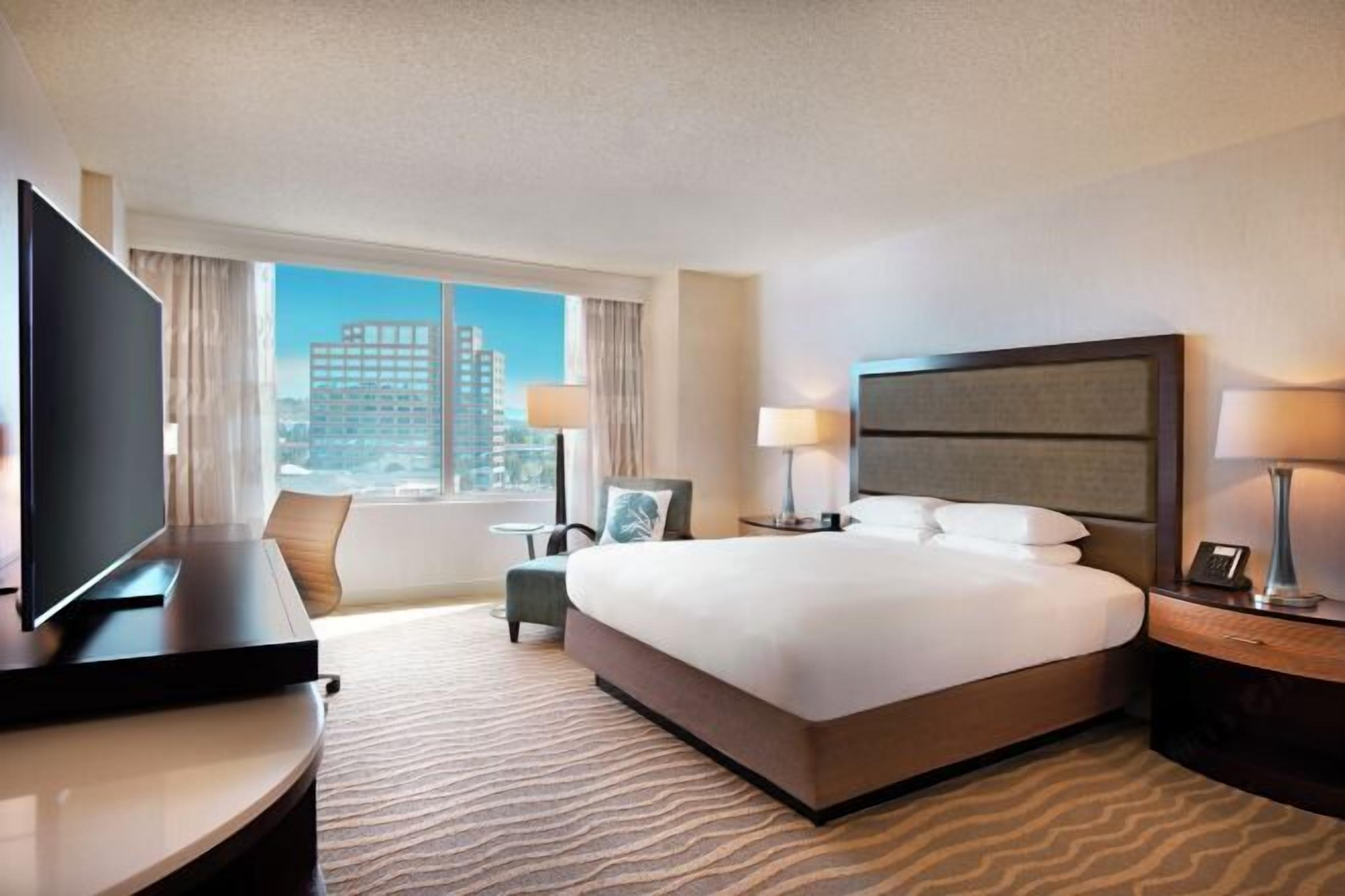 高档床上用品、客房内保险箱、办公桌、笔记本电脑工作区