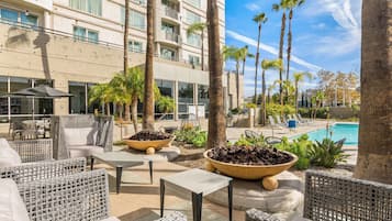 Piscina coperta, piscina all'aperto, lettini