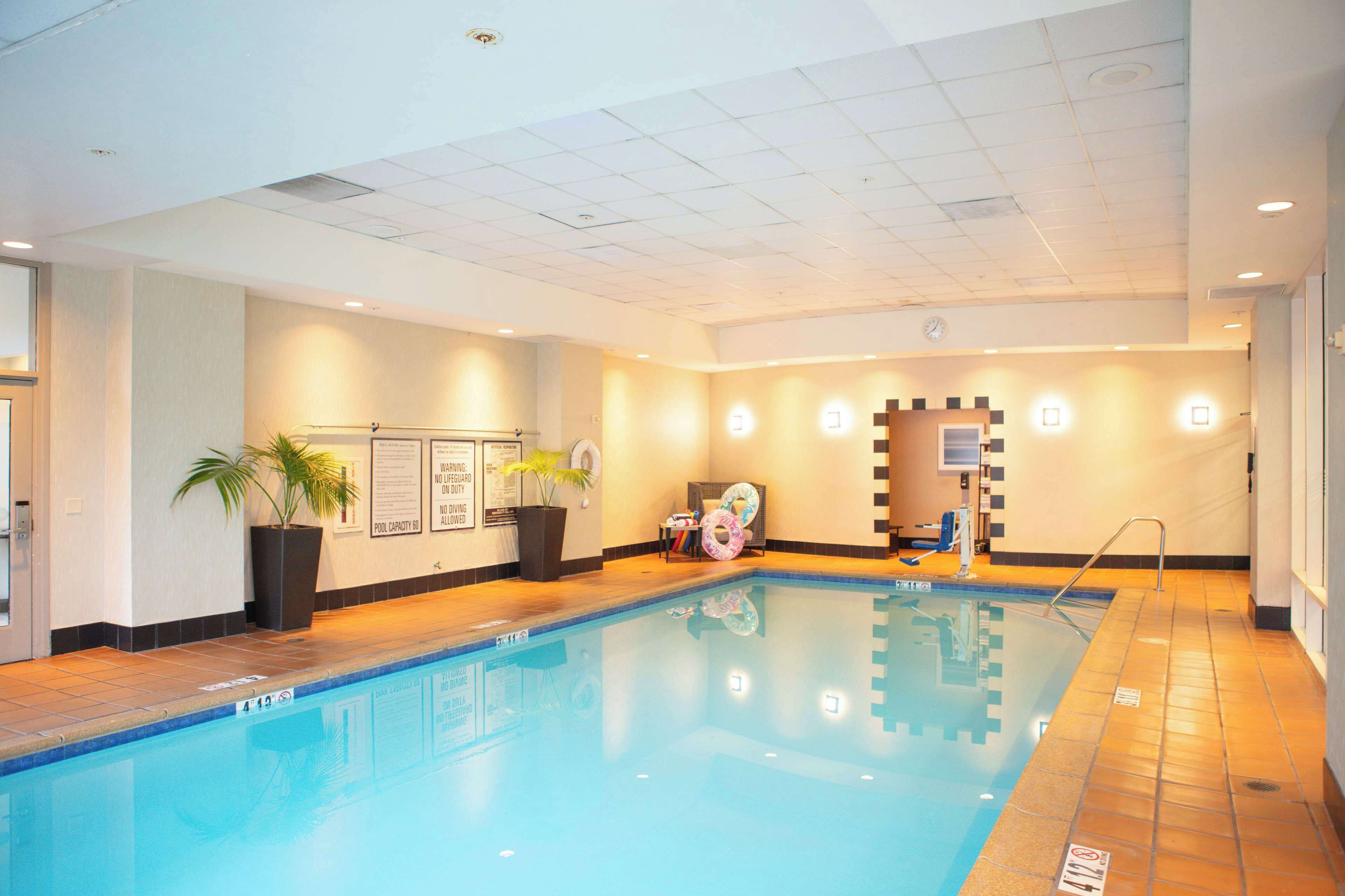 室內泳池、室外泳池；06:00 至 22:00 開放；躺椅