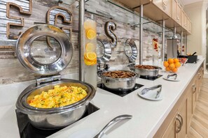Petit déjeuner buffet servi tous les jours en supplément