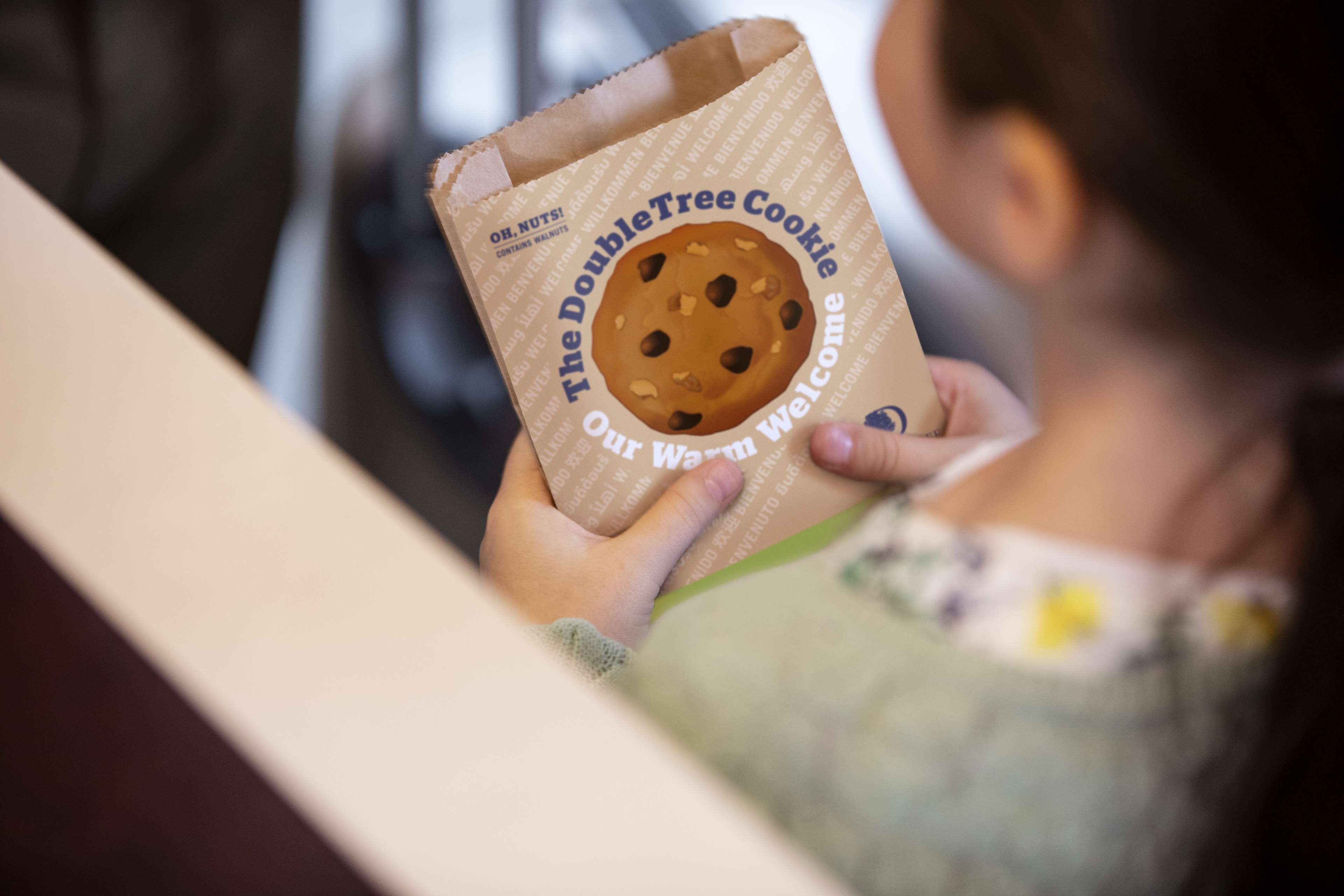 Une personne tenant un emballage de biscuits.