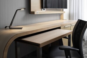 Premium bedding, desk, laptop workspace, iron/ironing board - Courtyard by Marriott Edina Bloomington (Bloomington)