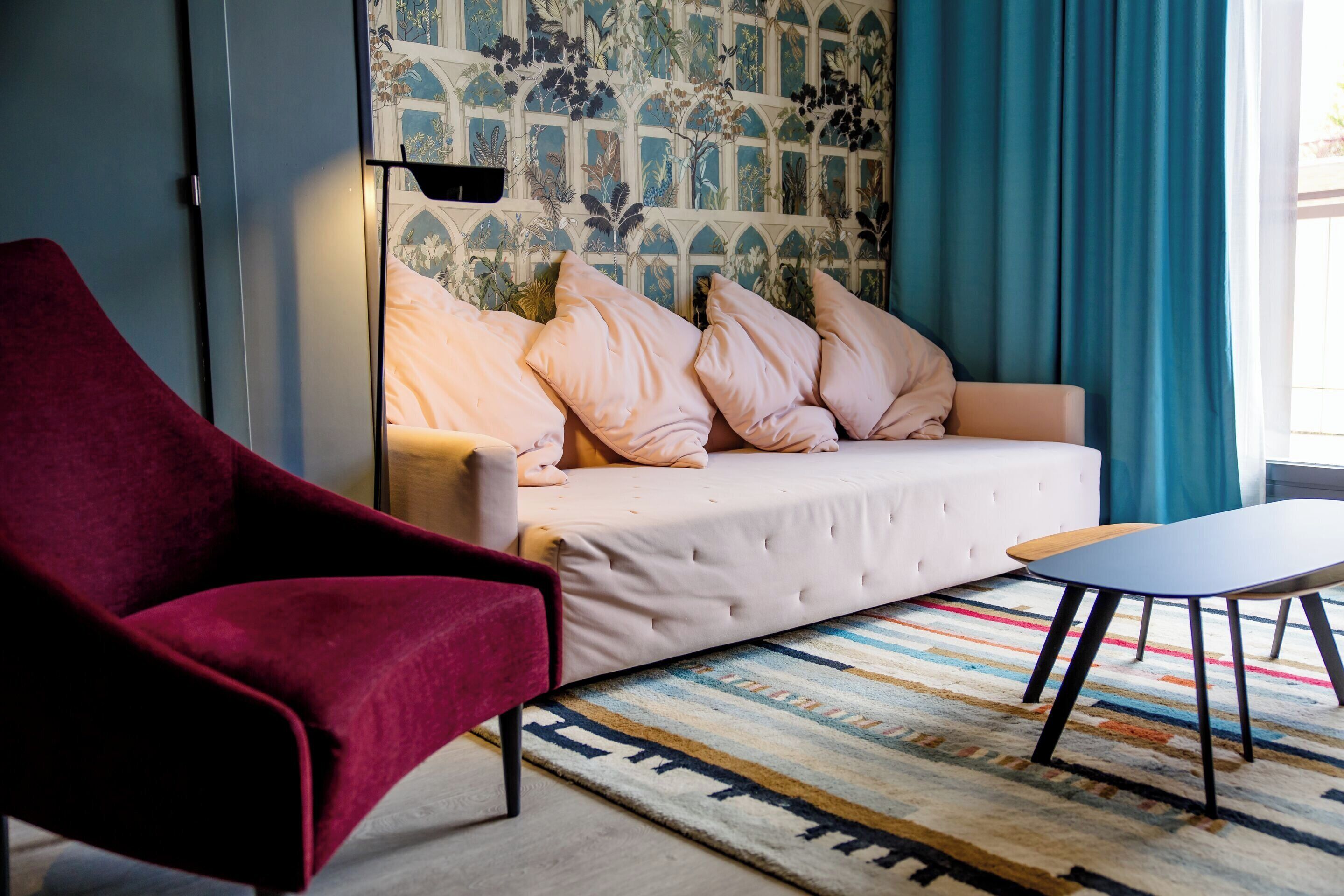 ミニバー、セーフティボックス (室内)、デスク、遮光カーテン