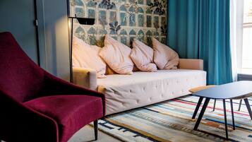 Minibar, caja fuerte, escritorio y cortinas opacas