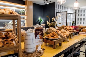 Desayuno buffet todos los días (con cargo) 