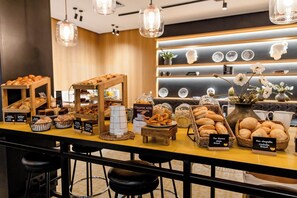Café da manhã com buffet todos os dias (EUR 14.50 por pessoa) 