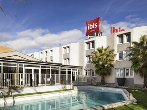 Outdoor pool - ibis Arles (Arles)