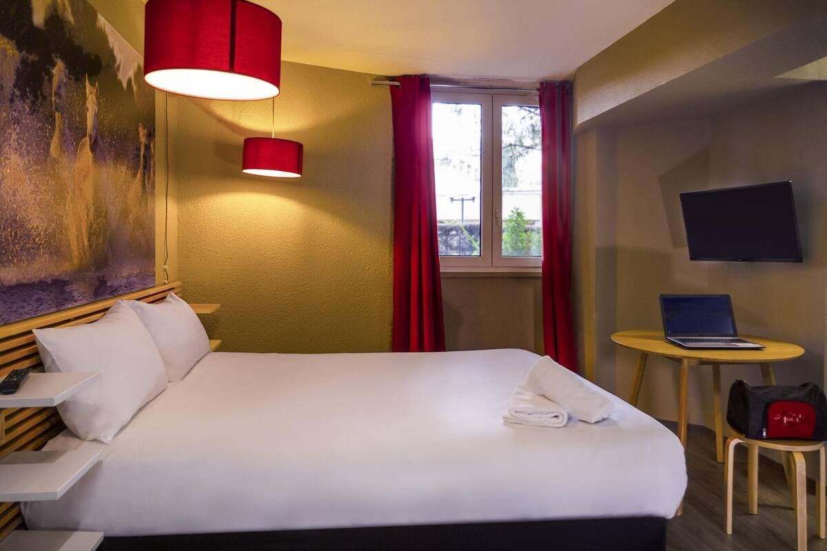 Standard Room, 1 Double Bed | In-room safe, desk, soundproofing, iron/ironing board