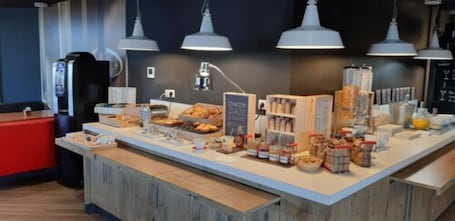 Dinner served, French cuisine. ibis Arles