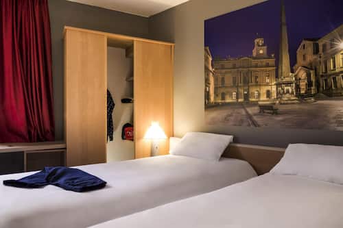 Standaard kamer, 2 eenpersoonsbedden | Een kluis op de kamer, een bureau, geluiddichte muren