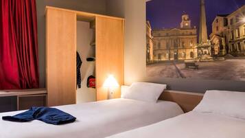 Caja de seguridad en la habitación y escritorio