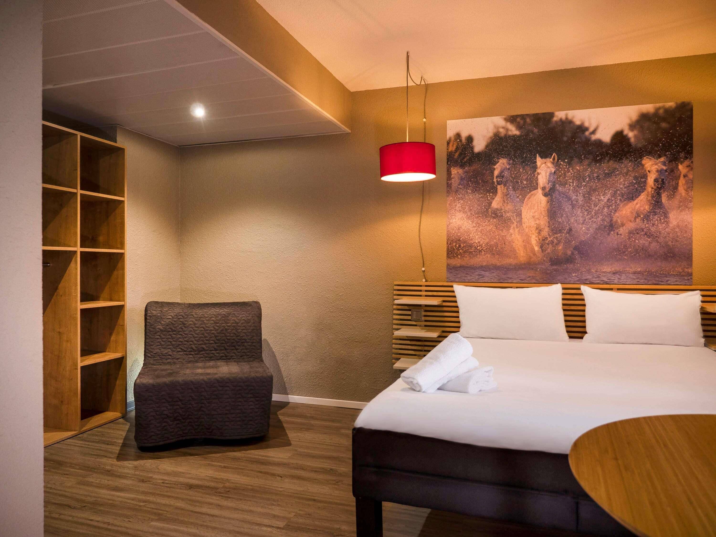 Caja de seguridad en la habitación y escritorio 