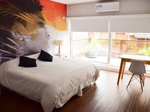 标准房 | 客房内保险箱、笔记本电脑工作区、遮光窗帘、免费 WiFi