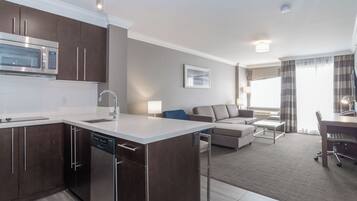 Grand Jacuzzi Suite, 1 King Bed, Sofa Bed, Kitchen, W/D, Balcony, View