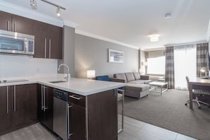Grand Jacuzzi Suite, 1 King Bed, Sofa Bed, Kitchen, W/D, Balcony, View | Desk, laptop workspace, iron/ironing board, free WiFi