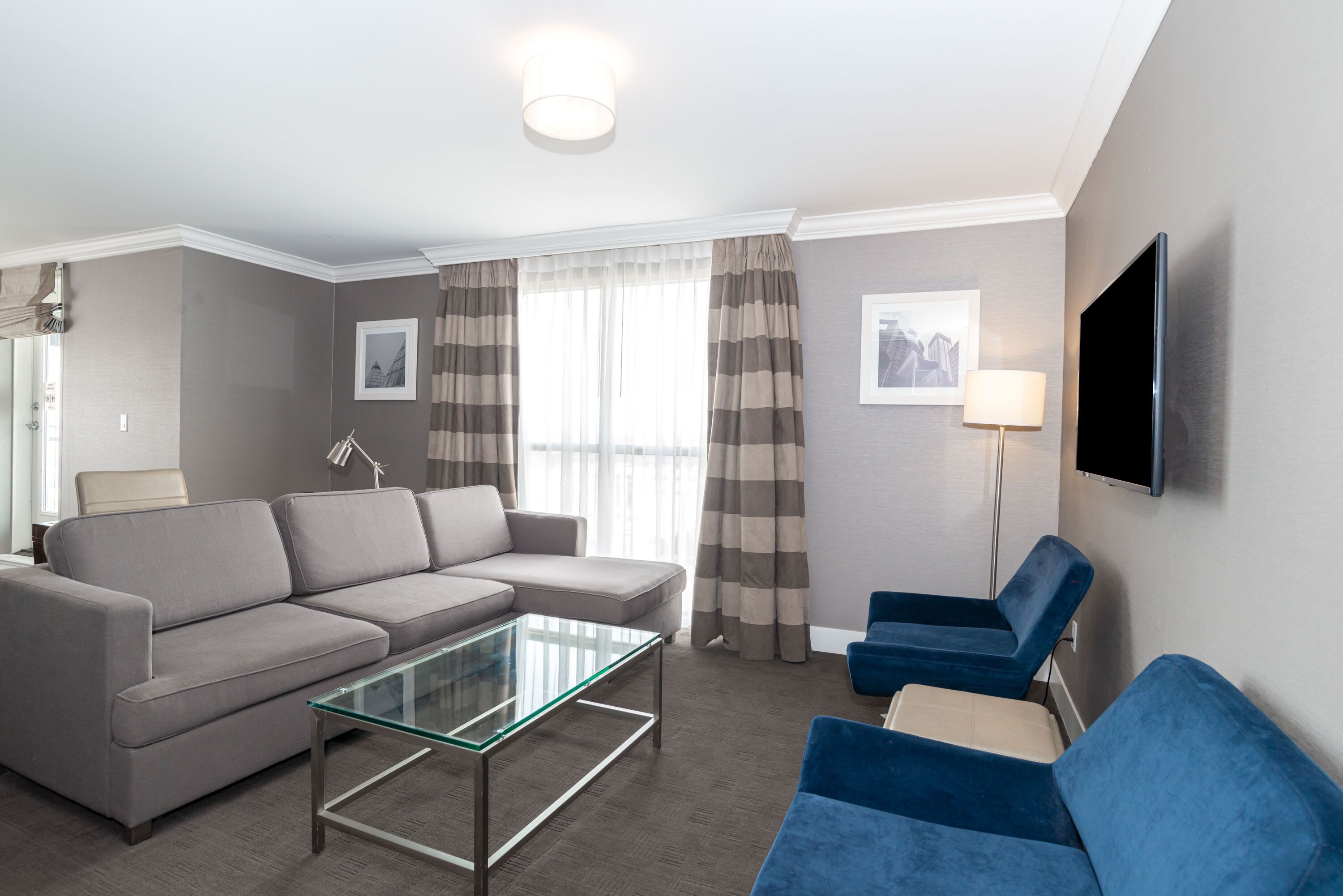 Suite, 1 kingsize-seng med sovesofa, balkong, tårn (Kitchen, W/D) | Oppholdsområde | En 32-tommers Flatskjerm-TV med kabel-kanaler samt TV