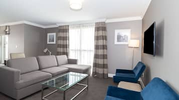 Suite, 1 kingsize-seng med sovesofa, balkong, tårn (Kitchen, W/D) | Oppholdsområde | En 32-tommers Flatskjerm-TV med kabel-kanaler samt TV