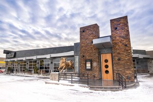 2 restaurants, breakfast, lunch, dinner served; American cuisine