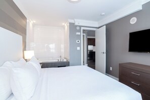 Grand Jacuzzi Suite, 1 King Bed, Sofa Bed, Kitchen, W/D, Balcony, View | 書桌、手提電腦工作空間、熨斗/熨衫板、免費 Wi-Fi