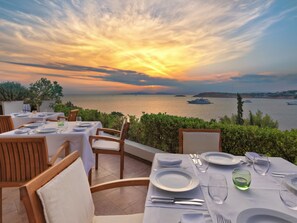 3 restaurantes, se sirven desayunos, comidas y cocina mediterránea