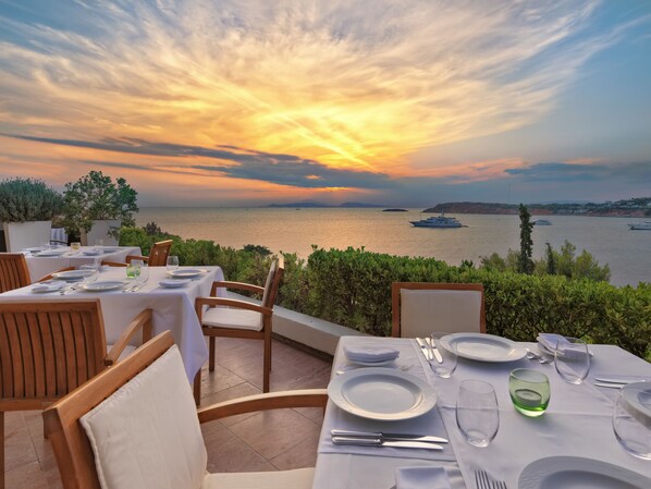 3 restaurantes; se sirve desayuno, almuerzo y cena; cocina mediterránea